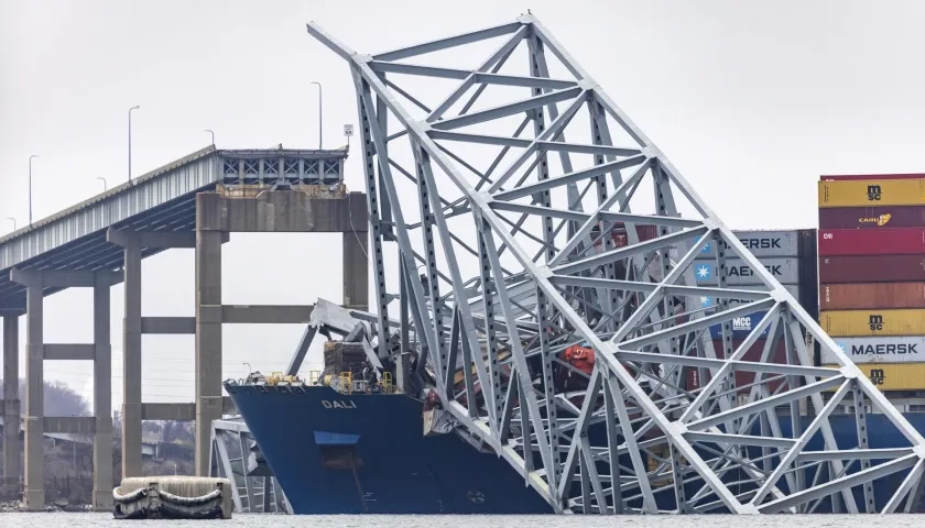 Puente derrumbado tras ser chocado con el barco. 