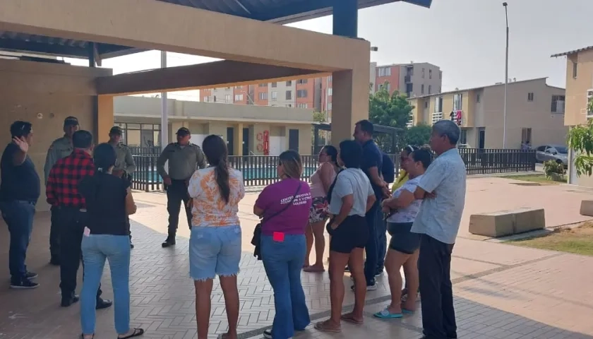 Reunión de la Policía con la comunidad del conjunto Puerto Flauta. 