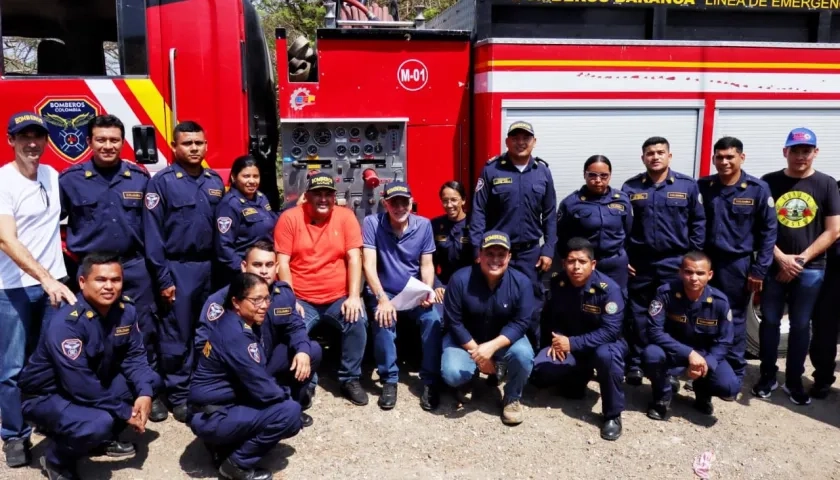 El gobernador Eduardo Verano en la visita a la Estación de Bomberos de Baranoa