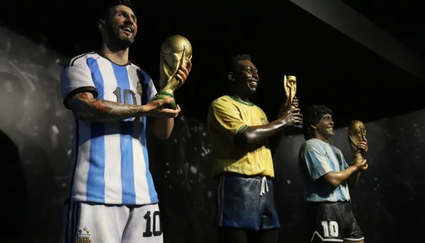 Esculturas de tres leyendas del fútbol sudamericano: Lionel Messi, Pelé y Diego Maradona. 