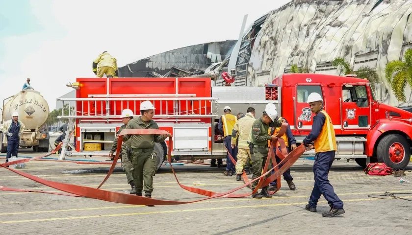 El Cuerpo de Bomberos minutos después de controlar las llamas en Contecar