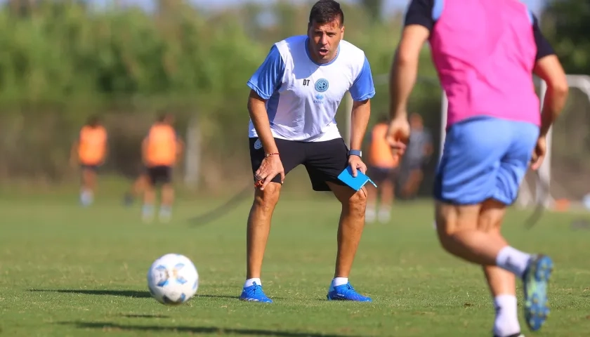 Juan Cruz Real durante su primera práctica con Belgrano en Villa Esquiú. 