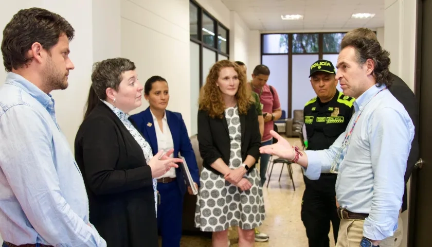 El alcalde de Medellín, Federico Gutiérrez, y vocero de la Embajada de Estados Unidos, James Dewey, entre otros