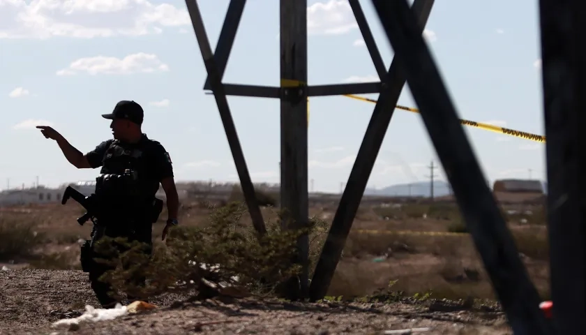 Un policía monta guardia en la fosa común hallada en zona rural de Ciudad Juárez