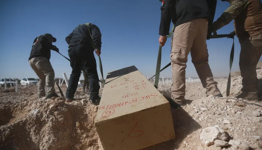 Integrantes de Servicios Periciales y Ciencias Forenses inhuman la fosa común del panteón San Rafael en Ciudad Juárez