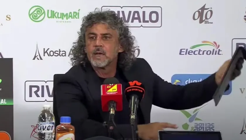 Leonel Álvarez en rueda de prensa tras el partido contra Águilas Doradas. 