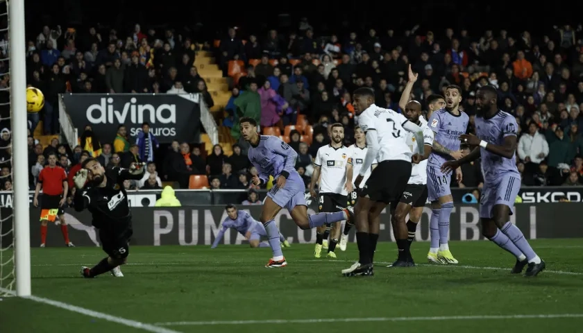 El gol de cabeza de Jude Bellingham, qe no valió porque el árbitro había decretado el final del partido.