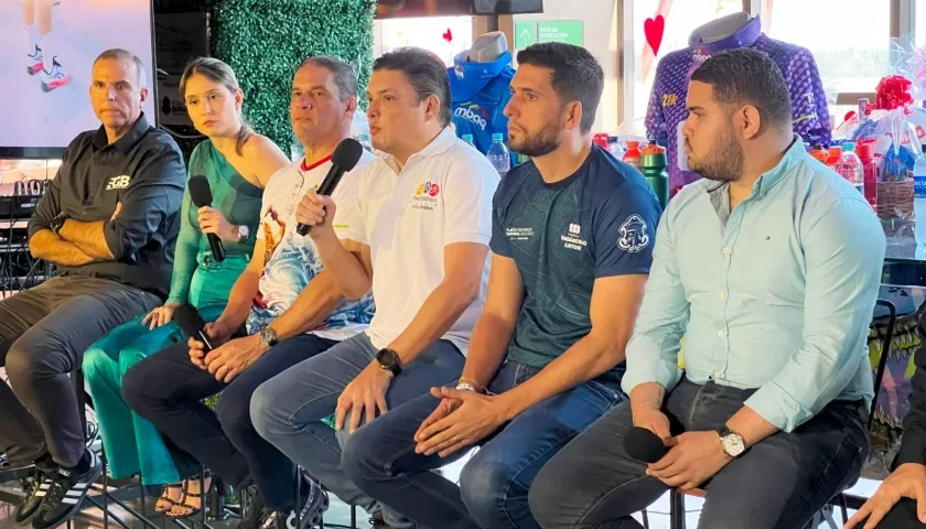 Edgardo Pantoja, Diana Guarín, Eduardo Crissien, Tito Crissien, director de la Maratón de Barranquilla, y Daniel Trujillo, durante la presentación de la carrera. 