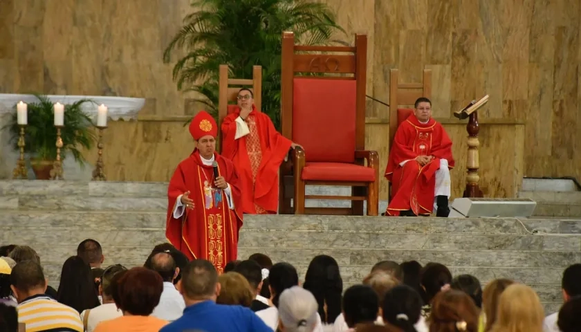 Monseñor Pablo Emiro Salas en la celebración del Domingo de Ramos en la Catedral de Barranquilla