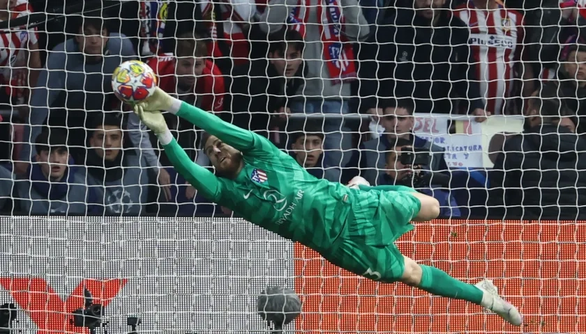 El segundo cobro desde el punto penal atajado por Jan Oblak. Su víctima fue Klaassen.