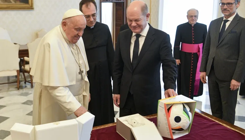 El Papa recibió hoy al canciller alemán, Olaf Scholz, quien le regaló el balón oficial de la Eurocopa.