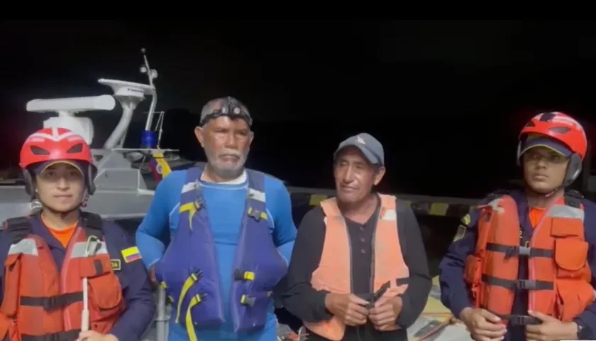 Los dos pescadores minutos después de ser rescatados