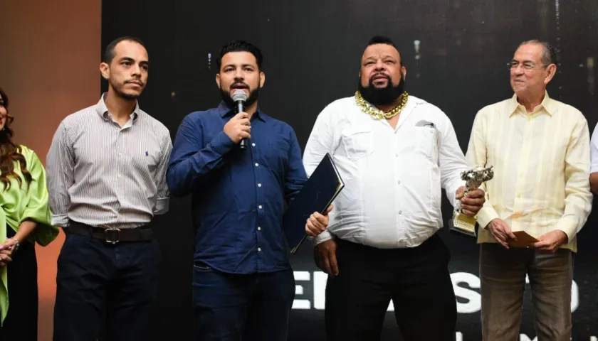 Los ganadores del Premio Promigas de crónicas de Carnaval en la categoría 'Colaborador habitual', con Libardo Alfonso Luna, quien personifica a 'Baracus'.