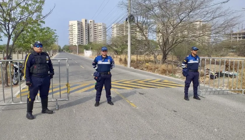 Personal de la Secretaría de Movilidad y de la Seccional de Tránsito de Policía montan guardia a la entrada de Pozos Colorados