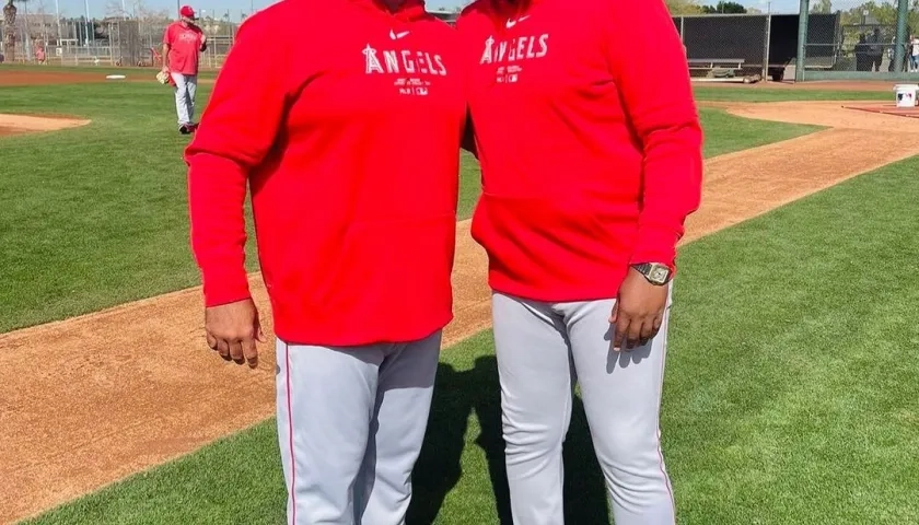 Albert Pujols en los campos de entrenamiento de los Angelinos con su compatriota Vladimir Guerrero. 