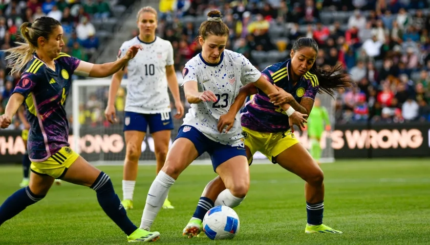 Daniela Montoya y Manuela Pavi intentan cerrarle el paso a Emily Fox. 