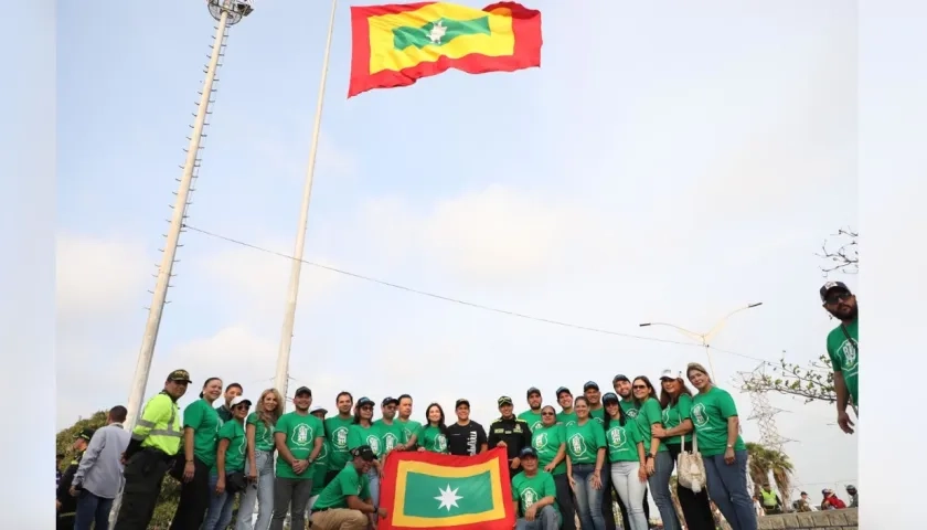 La foto oficial del alcalde Alejandro Char, la primera dama Katia Nule, y los miembros del gabinete con el fondo de la bandera a 70 metros de altura