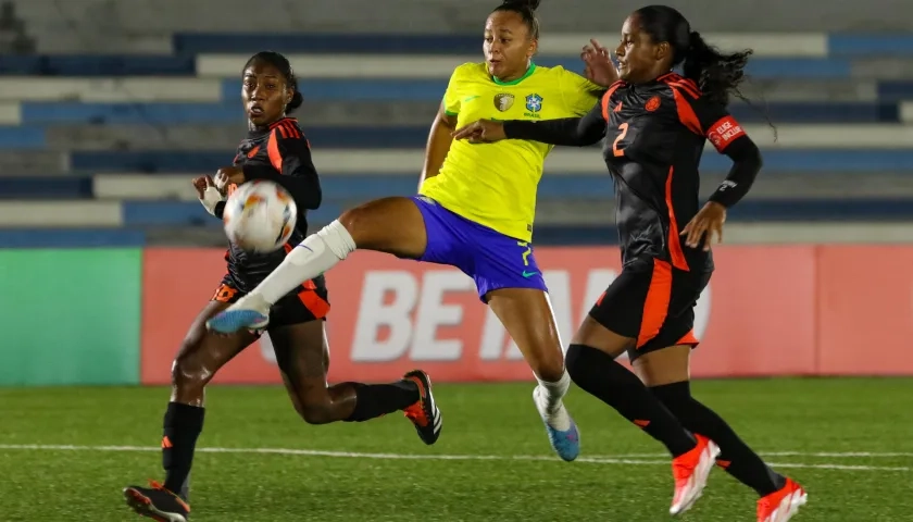 La brasileña Milena Ferreira disputa la pelota con Mary José Álvarez. 