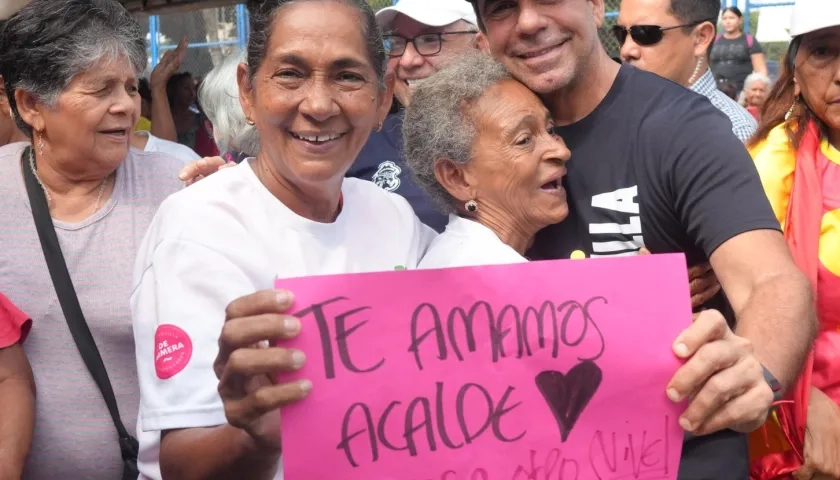 Alcalde Char junto a adultas mayores. 