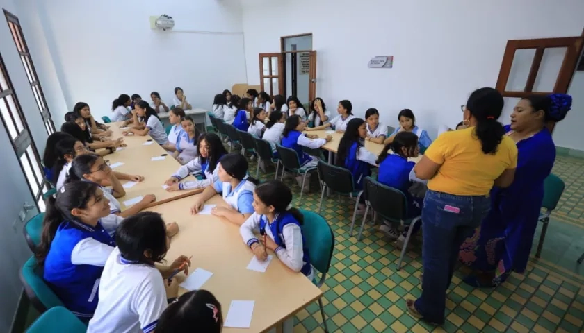 Estudiantes visitando la Biblioteca Departamental. 