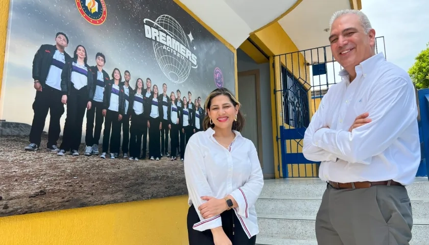 La rectora Luz Danis Reyes, y el director de proyectos, Alejandro Orjuela, a la entrada del Boston International School