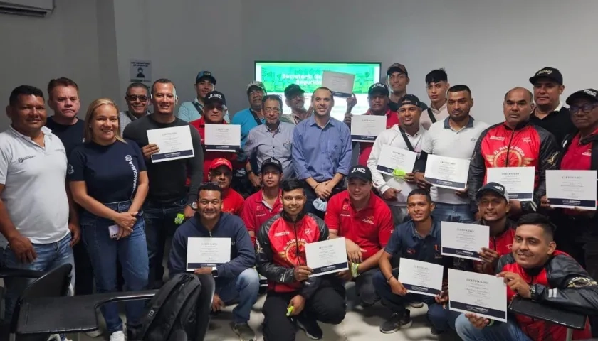Clausura del primer curso técnico en cultura vial para ciclistas, moto acompañantes y jueces de ciclismo.