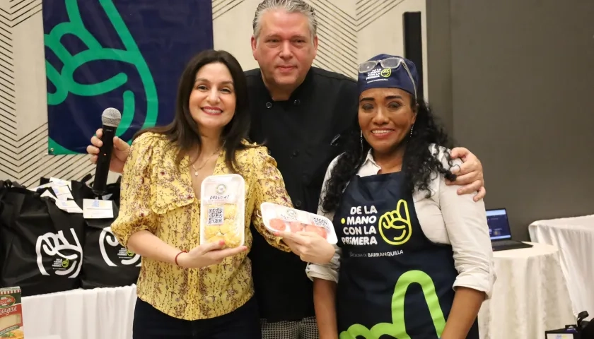 La Primera Dama, Katia Nule de Char, junto al reconocido chef Guillo Mendoza y una de las beneficiarias del programa