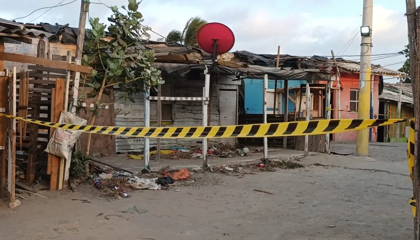 La Policía acordonó la vivienda donde habrían sido torturados los dos hombres y uno de ellos quedó muerto en el lugar. 