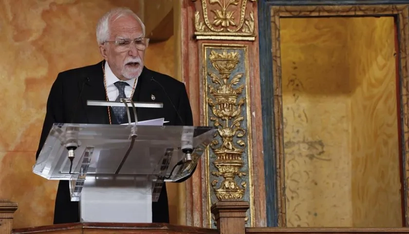 El escritor español Luis Mateo Díez pronuncia un discurso tras recibir el Premio Cervantes 2023.