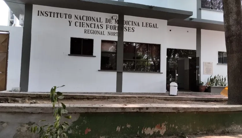 El cuerpo de la víctima fue trasladado por las autoridades a Medicina Legal. 