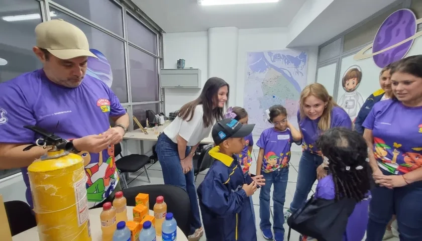 Fernando Fiorillo, de la Oficina de Gestión del Riesgo, la primera Dama Katia Nule y los niños del gabinete infantil.