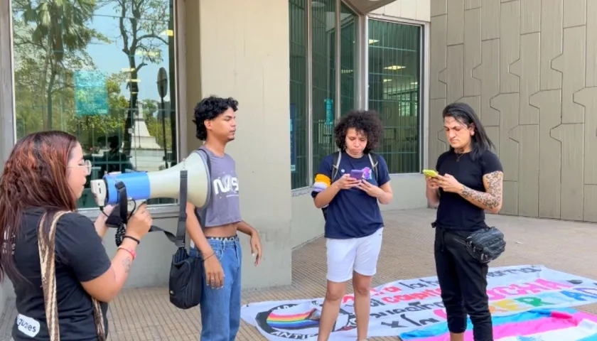 Protesta en la parte externa de la Fiscalía. 