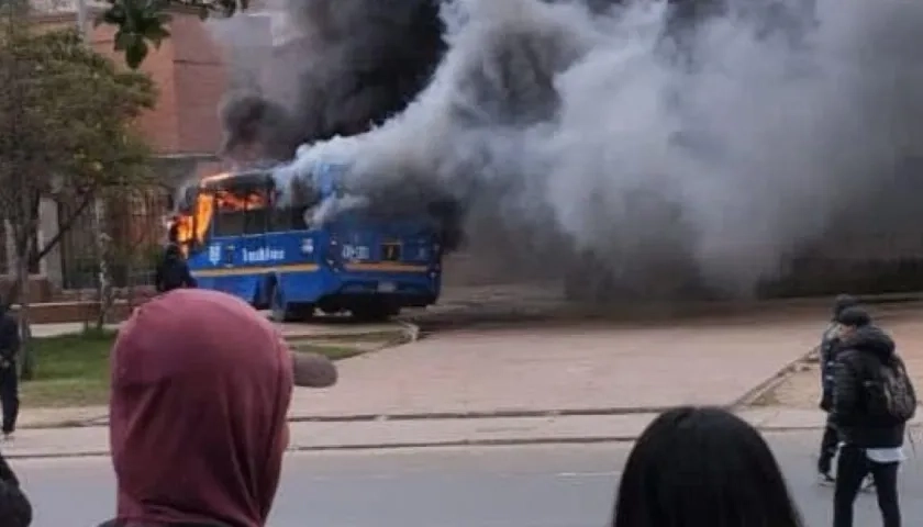 Quema de bus en Bogotá. 