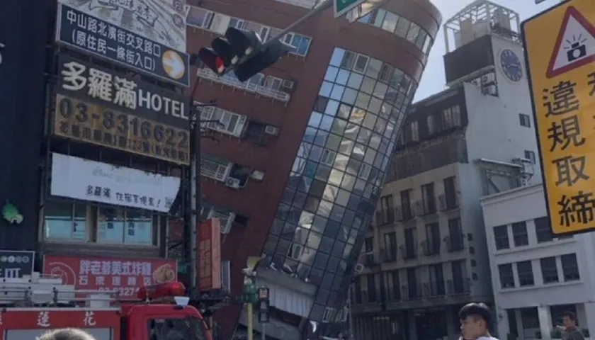 Edificio derrumbado tras el fuerte sismo en Taiwán. 