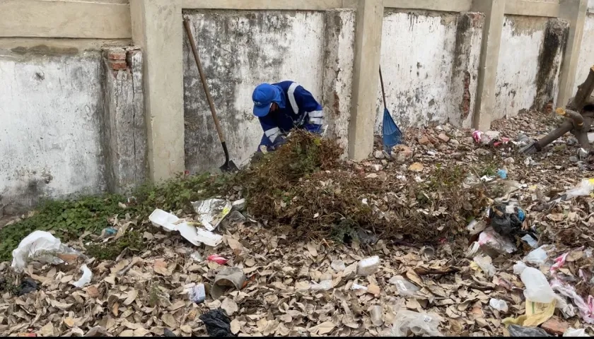 Trabajador de la empresa Triple A, recogiendo residuos.