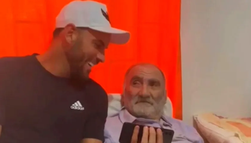 Sebastián Viera durante su visita al 'Zurdo' Lopez. 