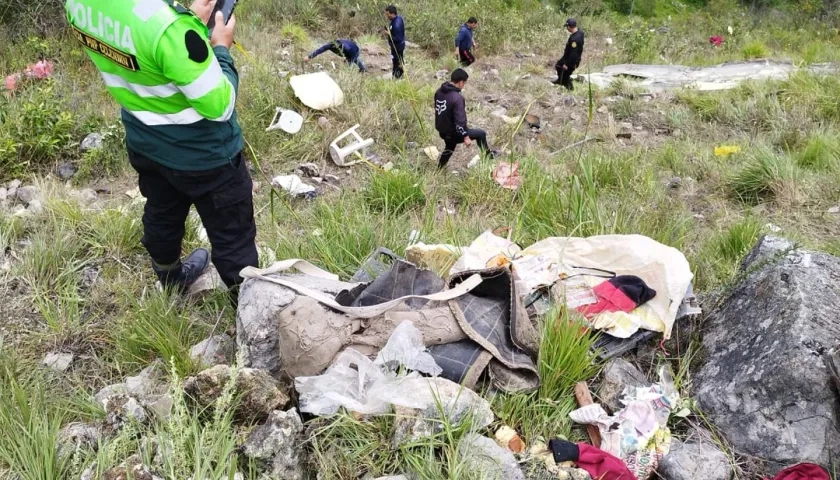 Varios policías y socorristas en el sitio del accidente