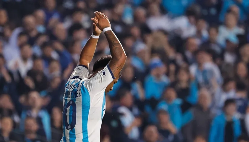 Roger Martínez celebra tras marcar el tercer gol de Racing. 