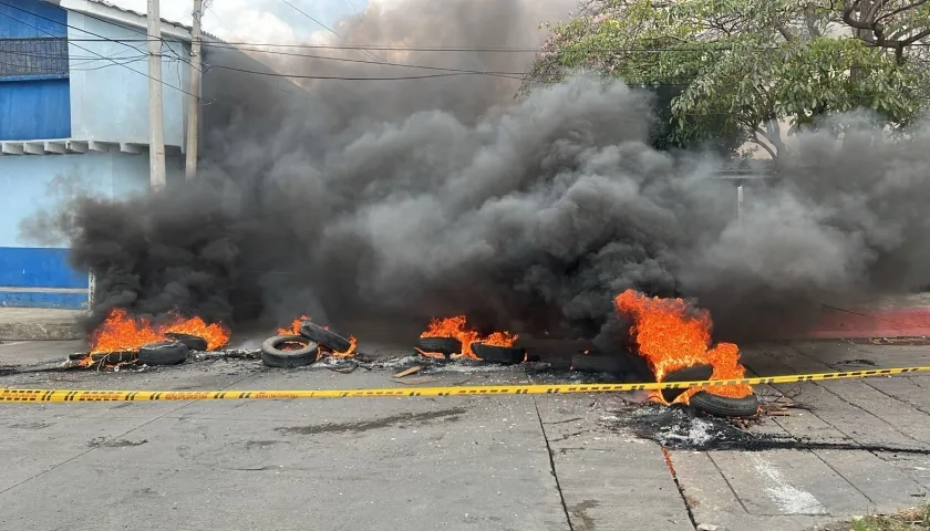 La quema de llantas en la carrera 27 con calle 37