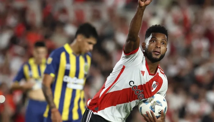 Miguel Borja celebra tras marcar el gol del empate de River ante Rosario Central. 