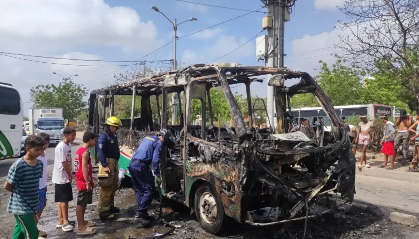 Bus de la empresa Sobusa incinerado. 