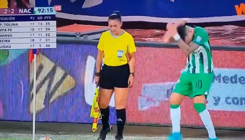 El momento en que Cepellini es impactado en la cabeza