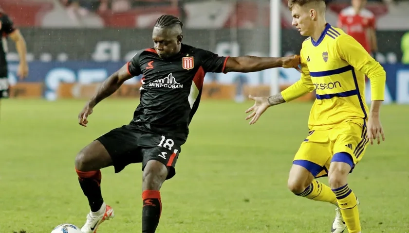 Edwuin Cetré durante el partido que Estudiantes le ganó 1-0 a Boca Juniors.