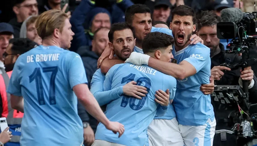 Bernardo Silva es felicitado por sus compañeros tras marcar el gol que le dio la victoria al Manchester City.