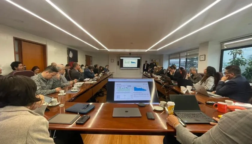 Foto referencia de una reunión del comité de seguimiento del sector energético