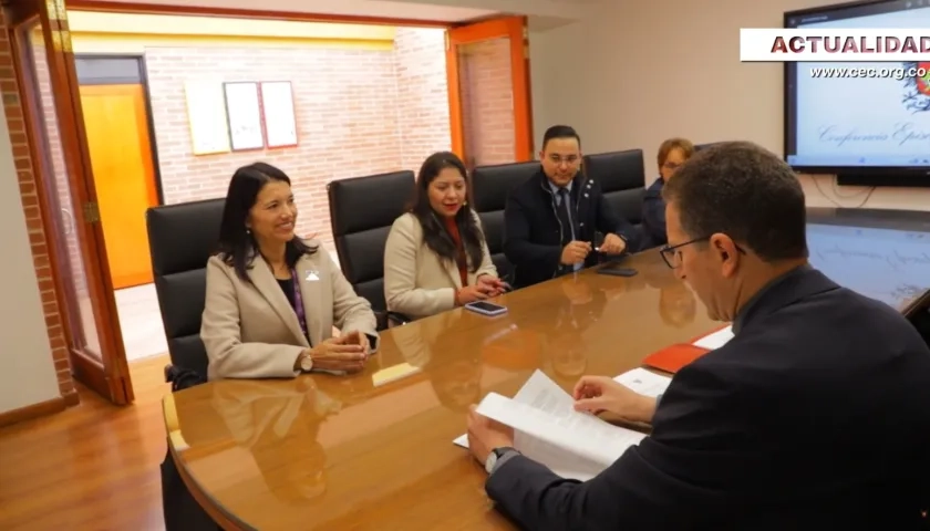 La directora de la Unidad, Luz Janeth Forero, y monseñor Juan Carlos Barreto, presidente de la Comisión Episcopal, firmaron el convenio