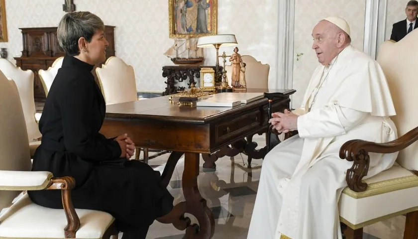 Verónica Alcocer y Papa Francisco.