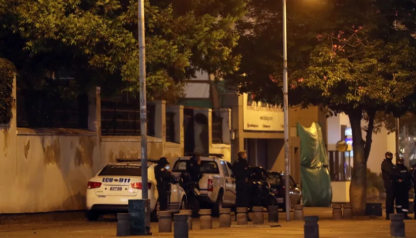 Agentes policiales y militares hacen presencia a las afueras de la Embajada de México el jueves en Quito