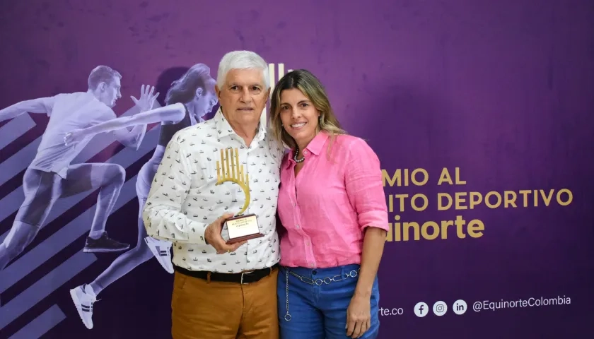 Julio Comesaña junto a su hija Vanina, tras recibir la distinción. 