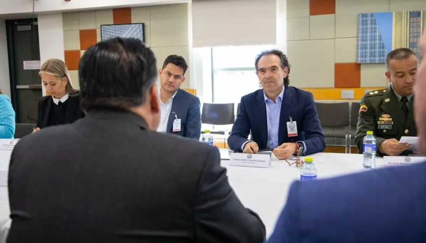 El alcalde Federico Gutiérrez con funcionarios de la Embajada de EE.UU. y de la Policía hablan sobre la captura de Stefan Andrés Correa